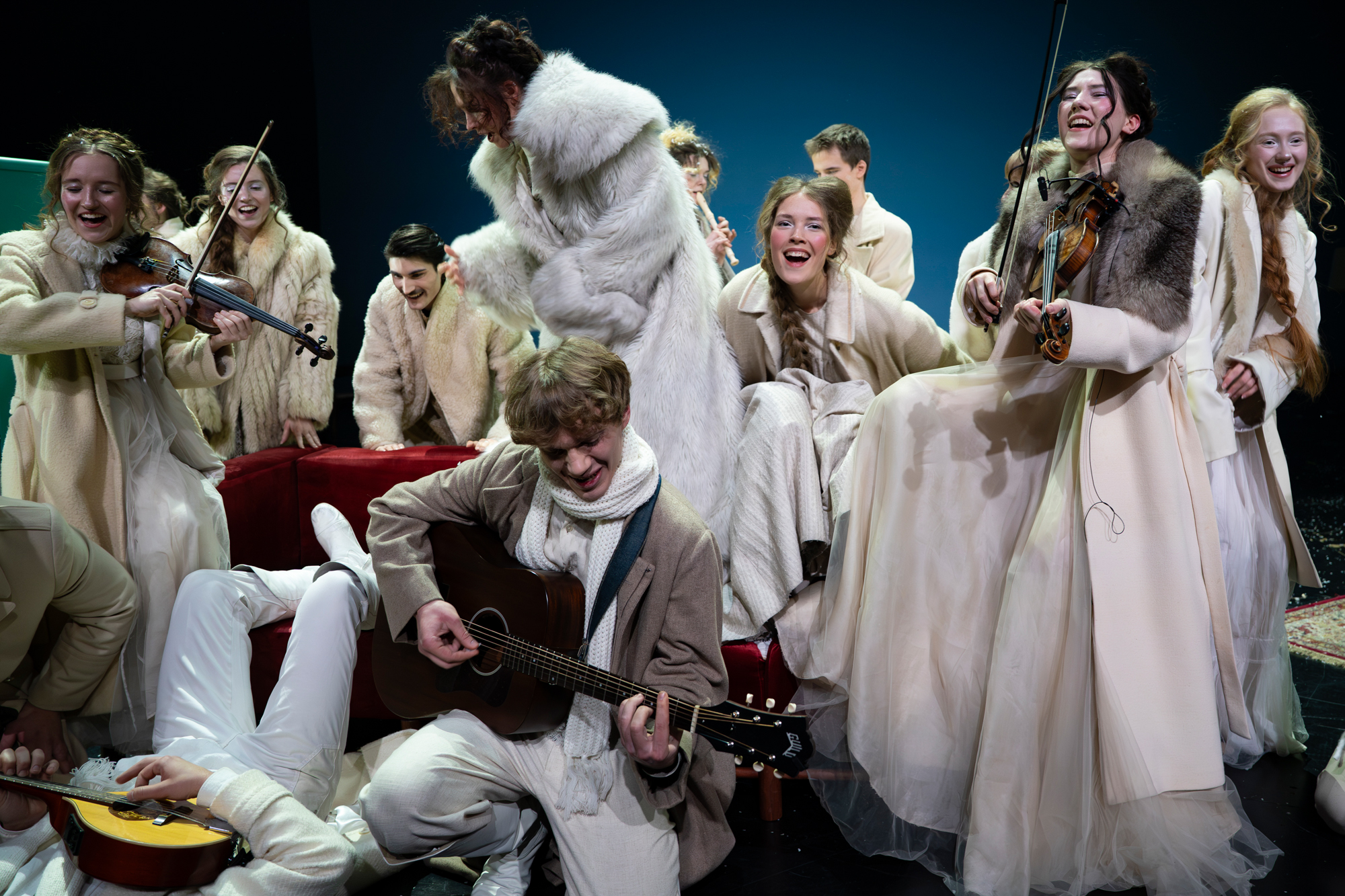 Skats no Dailes teātra koncertuzveduma “Pēkšņi gaismā” (rež. Jānis Znotiņš) // Foto – Marko Rass